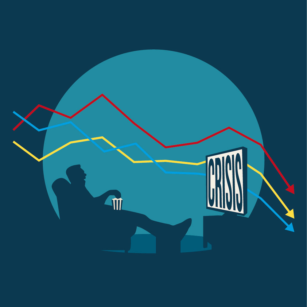 A man watches television, stretched out on the couch, eating popcorn, while the screen warns of the arrival of a new crisis.